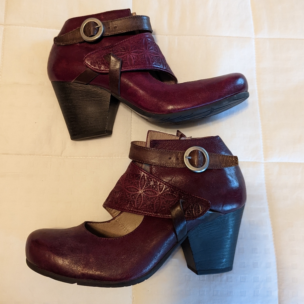 Size 40/9.5 strap over boots
